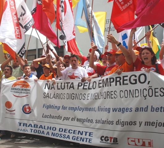 Imagem de Cerca de 1500 pessoas participaram de manisfestação na III Jornada Mundial pelo Trabalho Decente